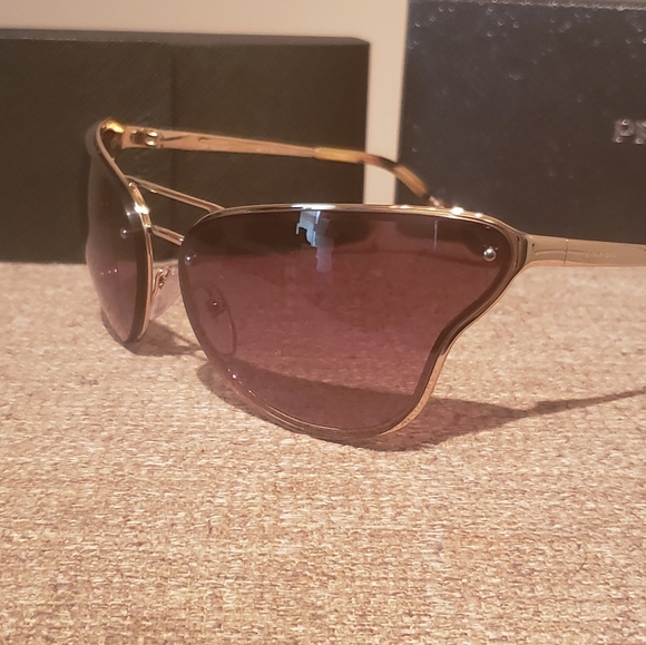 Prada Catwalk Sunglasses PR74VS (102) display picture 3